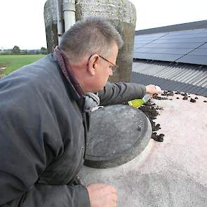 De sensoren worden op de buitenkant van de silo geplaatst. Het oppervlak waar de sensor komt moet eerst goed schoongemaakt en ontvet worden.