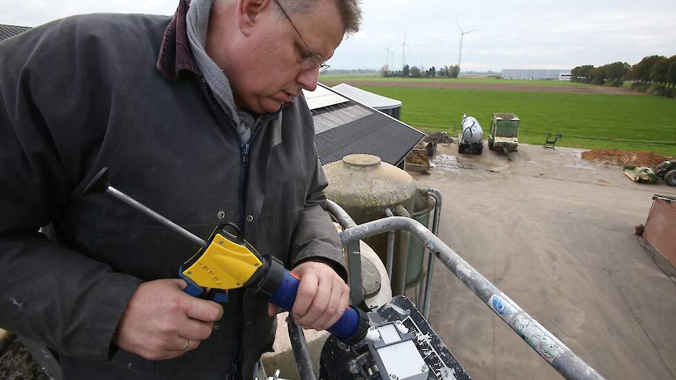 Prange lijmt de sensor op de silo/