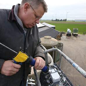 Prange lijmt de sensor op de silo/