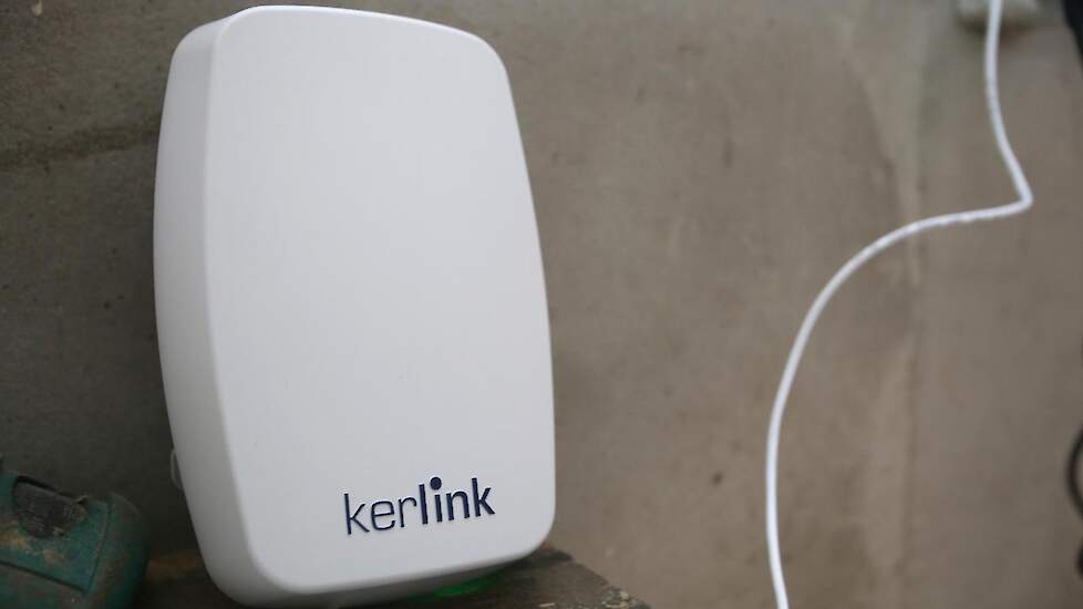 Deze Kerlink is de sensor waarop de meetgegevens van de sensor binnenkomen. Deze staat in de melkveestal van Venhoeven.