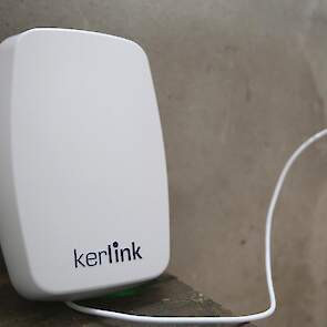 Deze Kerlink is de sensor waarop de meetgegevens van de sensor binnenkomen. Deze staat in de melkveestal van Venhoeven.