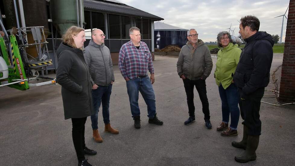 Woensdag 27 oktober werden de vulgraadsensoren geplaatst bij melkveehouder Ton Venhoeven. v.l.n.r. Inou Heideman (Teneo), Koen Nieuwenhuis (LNAGRO), Eric Prange (Teneo), Anton Legeland (LNAGRO), Birgit Mosler (Rhewatech, leadpartner in het project IOA) en