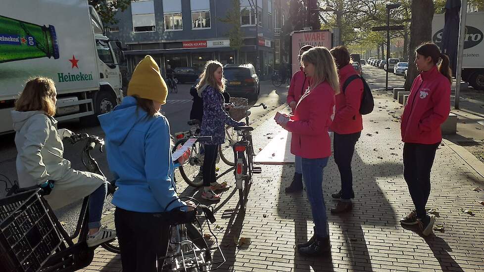 Scholieren in Nijmegen zijn benieuwd naar het verhaal van de varkenshouders.