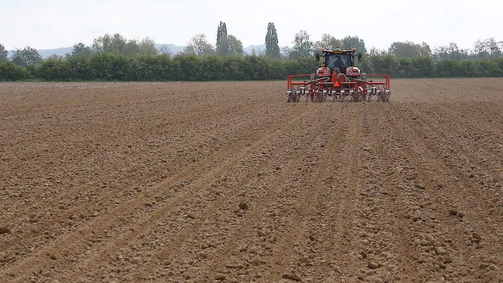 Het zaaien is voor loonbedrijf Eugelink zo goed als klaar. „Dit is één van de laatste, dit land was niet eerder klaar.”