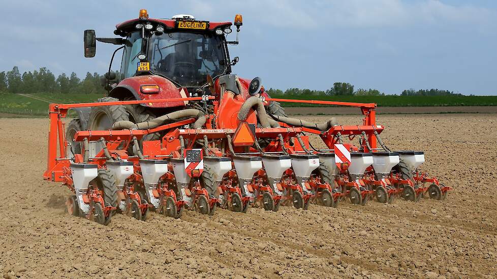 Wel moet nog een aantal percelen worden overgezaaid vanwege korstvorming. „Eind maart was er al heel wat gezaaid. Op een aantal percelen is te veel regen gevallen, waarna een harde korst is ontstaan.” Volgens zijn inschatting moet er dit jaar meer dan in