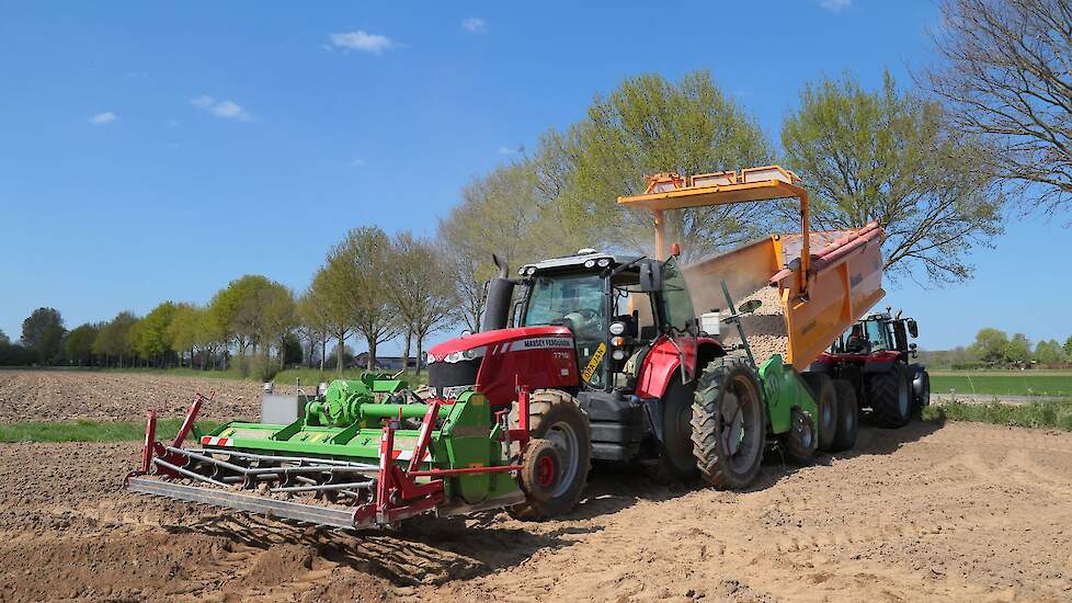 De pootmachine waar Jan Haggeman hier mee rijdt is een Miedema bekerpootmachine.