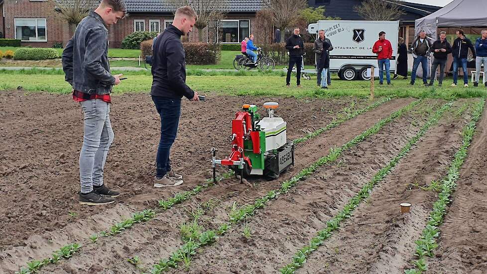 Tijdens de velddemobijeenkomst demonstreerde Abemec de ‘schoffelrobot’ NAIO OZ. De kleine robot die zelf rond de 50 kilo weegt kan wel 300 kilo trekken. Met een volledige accu kan de robot 8 uur schoffelen.