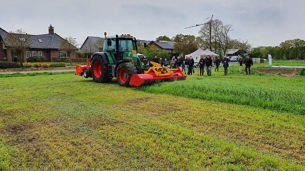 Op het stuk waar het italiaans raaigras niet gemaaid was, had de biofrees wat moeite om goed door het gewas heen te komen