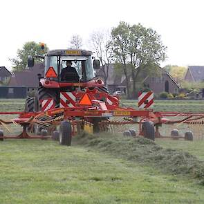 Opa is aan het harken, vader Nicky haalt het gras op. En Theon gaat later de kuil aanrijden.