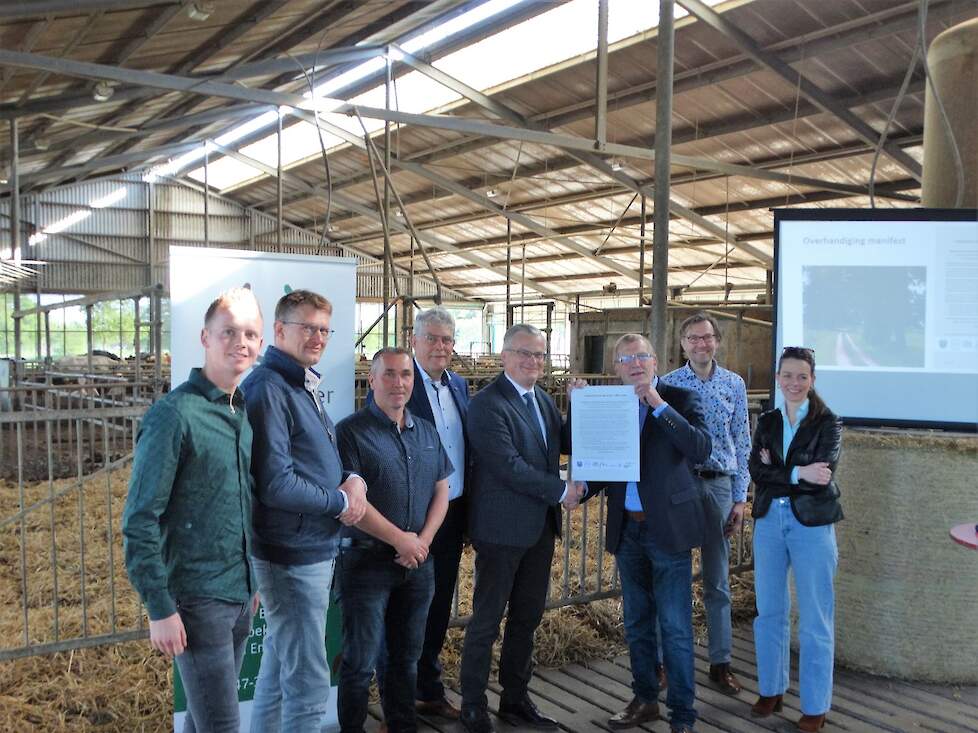 Alle deelnemers aan het manifest van de Wierdense boeren bijeen in de stal van boerderij de Paswever in Enter.