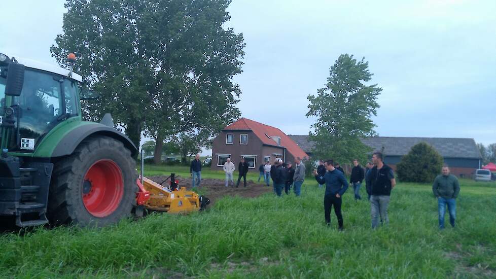 Het vanggewas staat er vrij hoog op. Op dit perceel is Italiaans raaigras gezaaid. Ten Hove vindt dat bij Italiaans raaigras eigenlijk te veel massa boven de grond ontstaat. Daarom experimenteert steeds meer met een mengsel van Italiaans raai, Engels raai