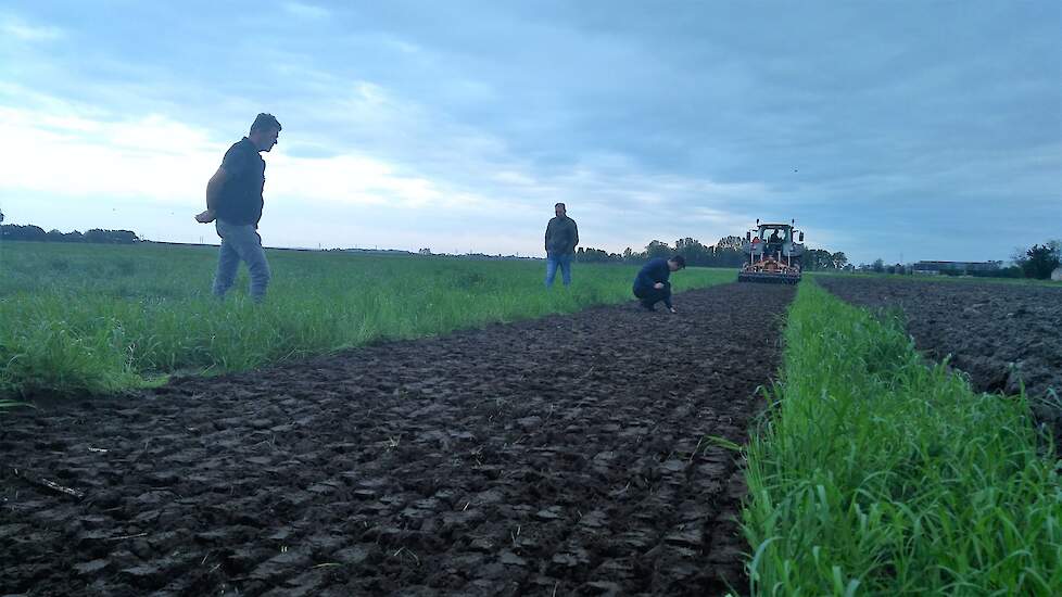 Het is even zoeken naar de juiste afstelling. In de eerste baan wordt de grasmat onvoldoende gefreesd. De banen daarna is het gras duidelijk ondergewerkt.