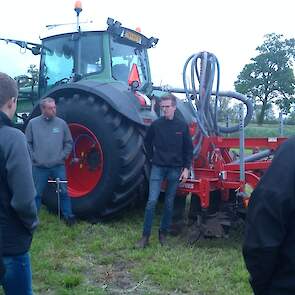 Bram Dieker van Evers Agro vertelt over de ruggenteeltwoeler. Bij de ruggenteeltwoeler wordt de maïs in één werkgang klaargelegd, inclusief het zaaien op 75 centimeter. De woeler trekt de grond maximaal 45 centimeter los maar keert de grond niet. Daardoor