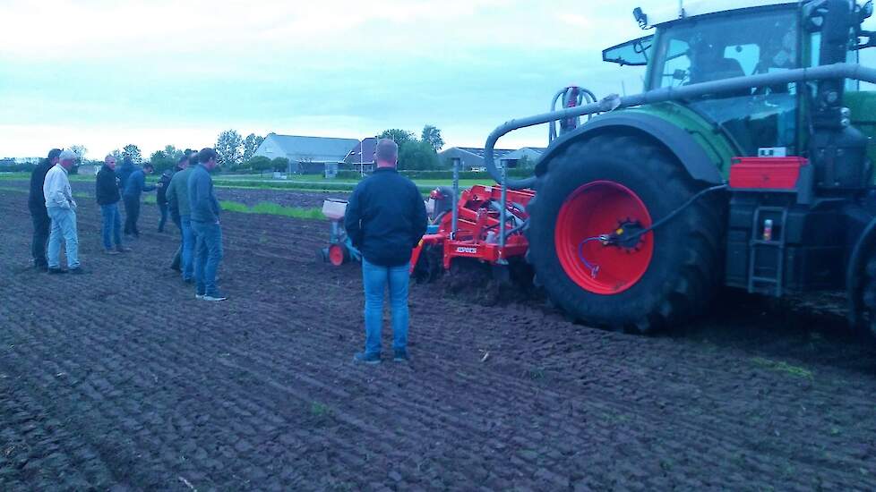 De aanwezige boeren, loonwerkers en andere belangstellende moeten even wennen aan de ruggen. Het is een niet alledaags gezicht.