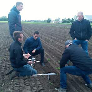 Volgens Dieker zijn de verschillen onder de grond minstens zo belangrijk als boven de grond. De ruggenteeltwoeler trekt namelijk de ondergrond dieper los dan bij gangbaar ploegen.