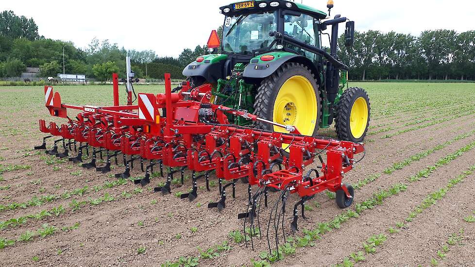 Horsch demonstreerde zijn cameragestuurde schoffel. Een 2-D-camera: sturing op rijtjes. Als het onkruid de rijen overwoekerd, is 3-D mogelijk. De camera signaleert dan kleurverschil en geeft daar aansturing op. Op de rechterkant van de demomachine een paa