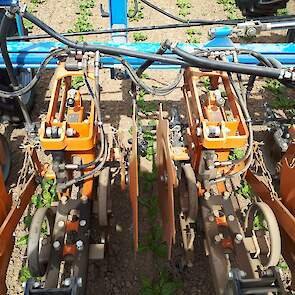 Van Schmotzer een schoffelmachine met rijenspuit. Voorop de trekker hangt een complete veldspuit, zonder bomen. Dus bijvoorbeeld met gesloten vulsysteem, schoon water en de mogelijkheid van sectieafsluiting. Die sectieafsluiting, maar ook het inzetten of