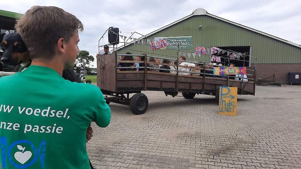 De oude veewagen wordt ingezet voor de pendeldienst.