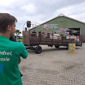 De oude veewagen wordt ingezet voor de pendeldienst.