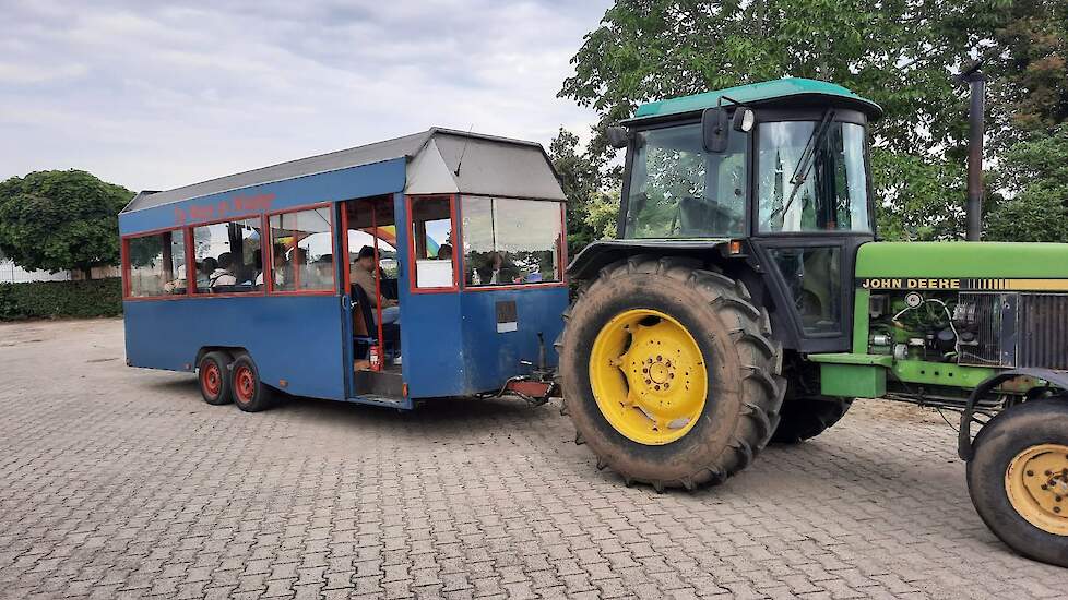 Verploegen heeft twee trekkers rijden met een kar om mensen mee te vervoeren naar het twee kilometer verderop gelegen festivalterrein.