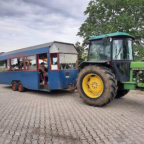 Verploegen heeft twee trekkers rijden met een kar om mensen mee te vervoeren naar het twee kilometer verderop gelegen festivalterrein.