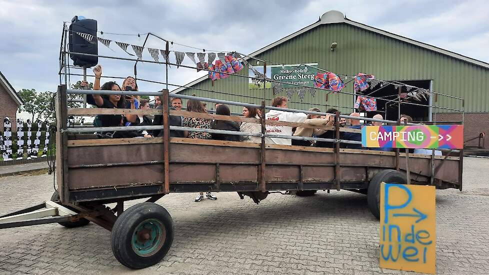 De oude veewagen wordt ingezet als pendeldienst.