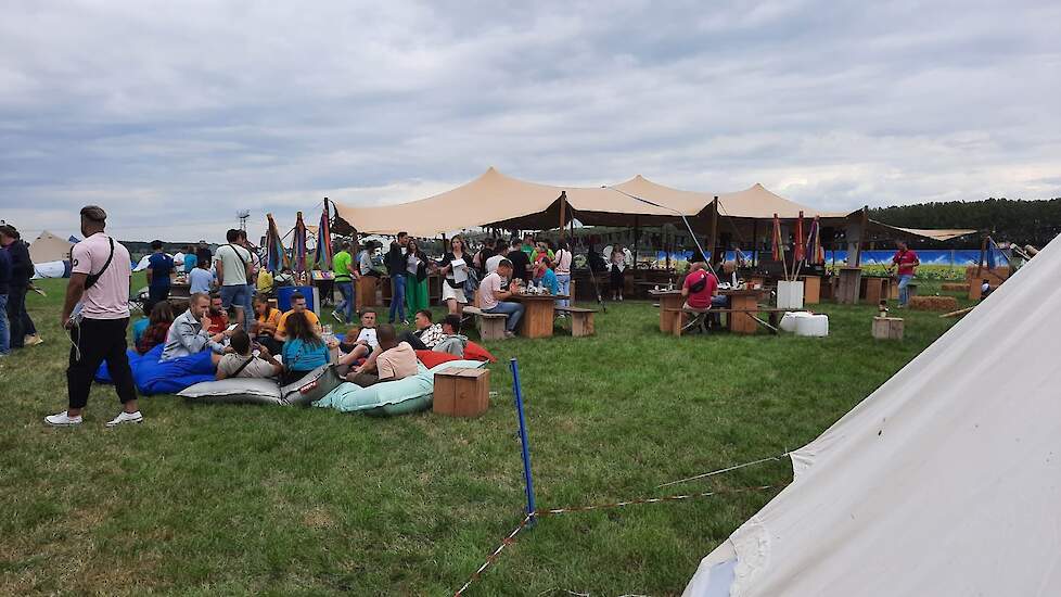 Het campingterrein, waar de gasten van een groot bedrijf naast het festival ook zelf evenementen organiseren.