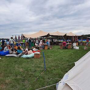 Het campingterrein, waar de gasten van een groot bedrijf naast het festival ook zelf evenementen organiseren.