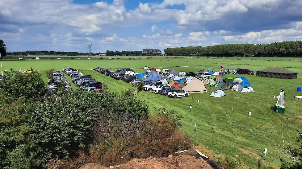 Melkveehouder Verploegen uit Winssen (GD) ontvangt zo'n 200 gasten, het gaat om bezoekers van muziekfestival Down The Rabbit Hole.