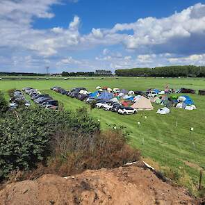 Melkveehouder Verploegen uit Winssen (GD) ontvangt zo'n 200 gasten, het gaat om bezoekers van muziekfestival Down The Rabbit Hole.