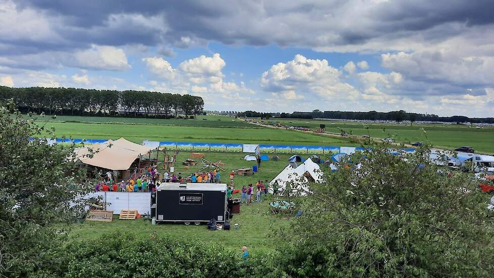 Het campingterrein.