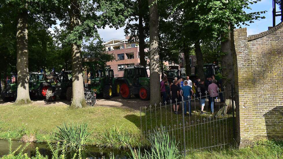 Een kleine veertig boeren veramelden zich bij poorten van het Wijchens kasteel.