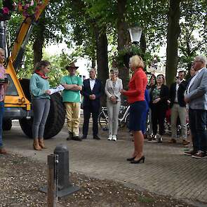 De burgemeester krijgt namens alle aanwezigen een kratje aardbeien aangeboden van Wijchense grond.