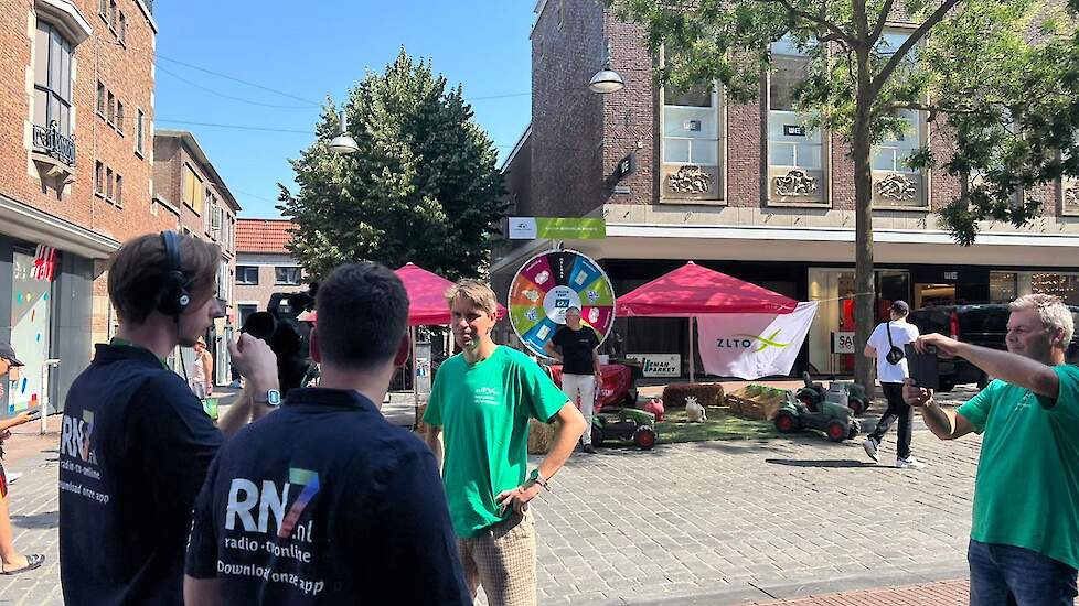 Ook de pers kwam een kijkje nemen. Mark de Jong, specialist public relations ZLTO:  „We hebben een samenwerking met Stichting Vierdaagsefeesten afgesloten, om hun ambitie om klimaatneutraal te worden mede mogelijk te maken. Dat willen ze realiseren door d