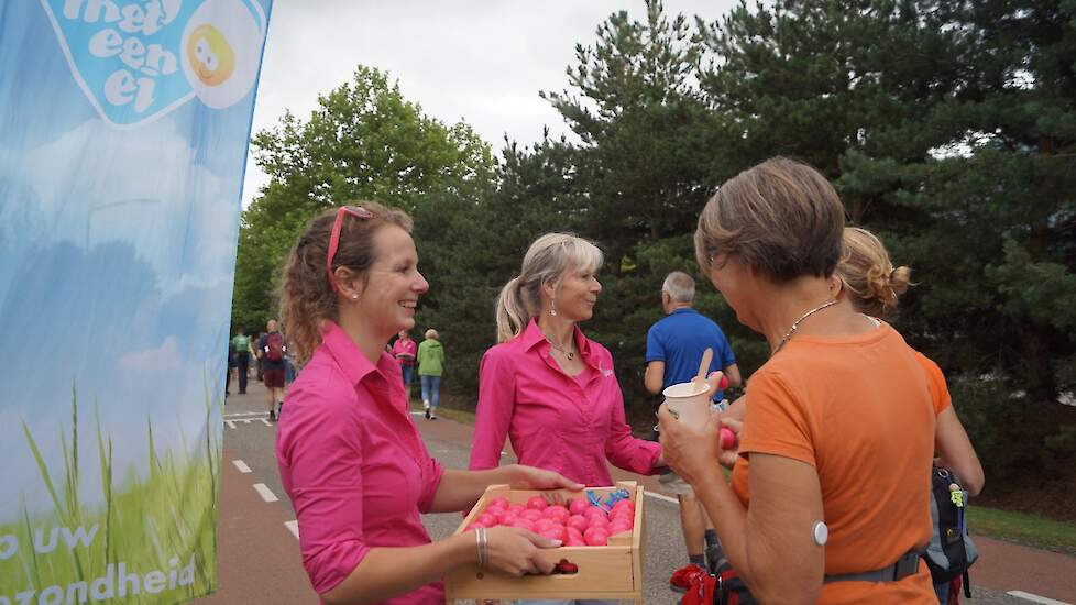 Voor Resi  en Rianne Bens uit Haps was het bijna een thuiswedstrijd. Ze kwamen vrijdag 22 juli op de fiets naar Beers. „Een ei is een vitaminebron en heel goed voor herstel van de spieren", zei Resi tegen de interviewer van de lokale wijk TV de Valuwe.