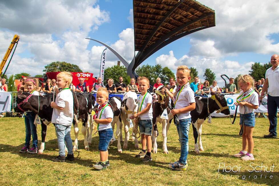 De jongste jeugd met hun trots bij het kunstwerk de Wulp.