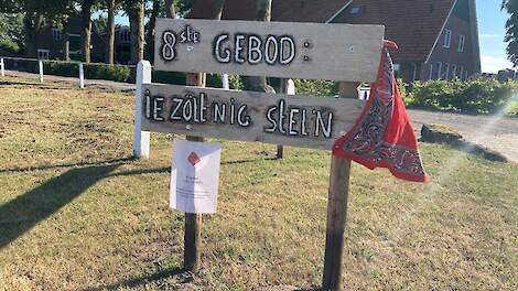 Een bord met de tekst: ie zólt nig stell’n (het achtste gebod in de bijbel: zij gult niet stelen, red.). Als toelichting daarop: ‘Je kunt niet zomaar vergunningen, land of rechten van een boer afnemen’.