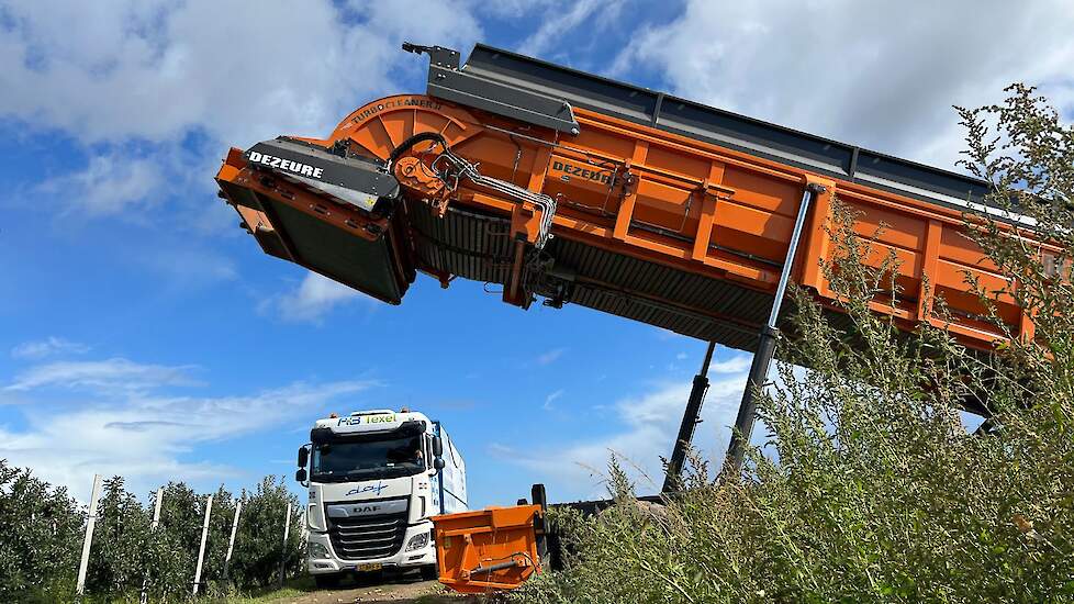 De vrachtwagen voor vervoer naar de fritesfabriek van Lamb Weston/Meijer (LWM) in Kruiningen (ZL) kan eenvoudig worden geladen.