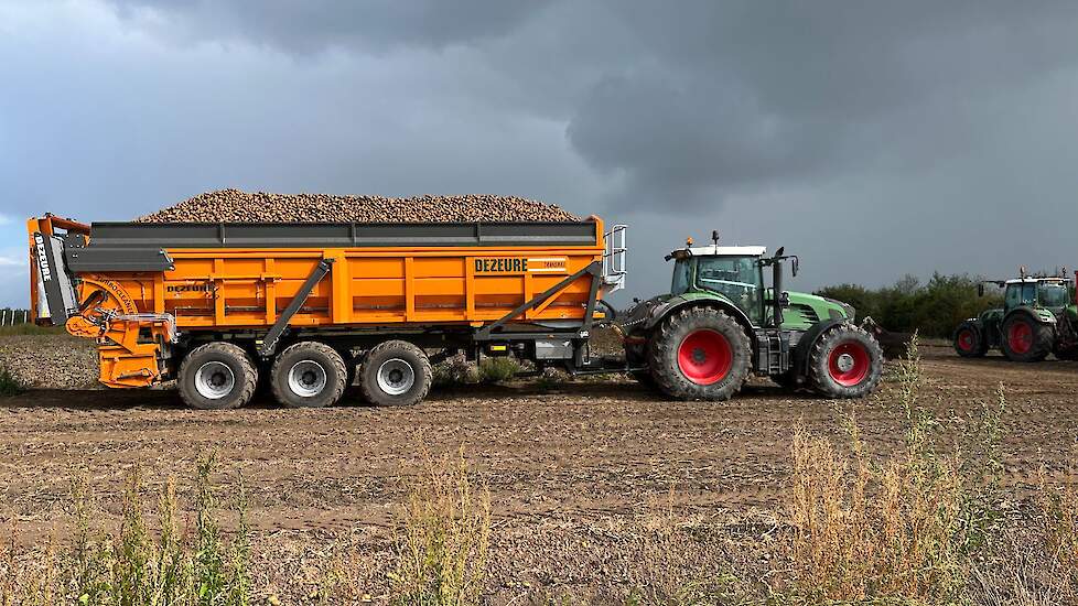 De splinternieuwe Dezeure Transmax-hooglosser van akkerbouwer Bert Wall volgeladen met 30 ton aardappelen vanaf het perceel in Leuth (GD).