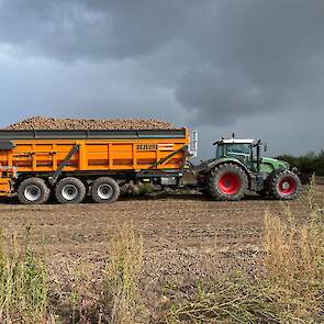 De splinternieuwe Dezeure Transmax-hooglosser van akkerbouwer Bert Wall volgeladen met 30 ton aardappelen vanaf het perceel in Leuth (GD).