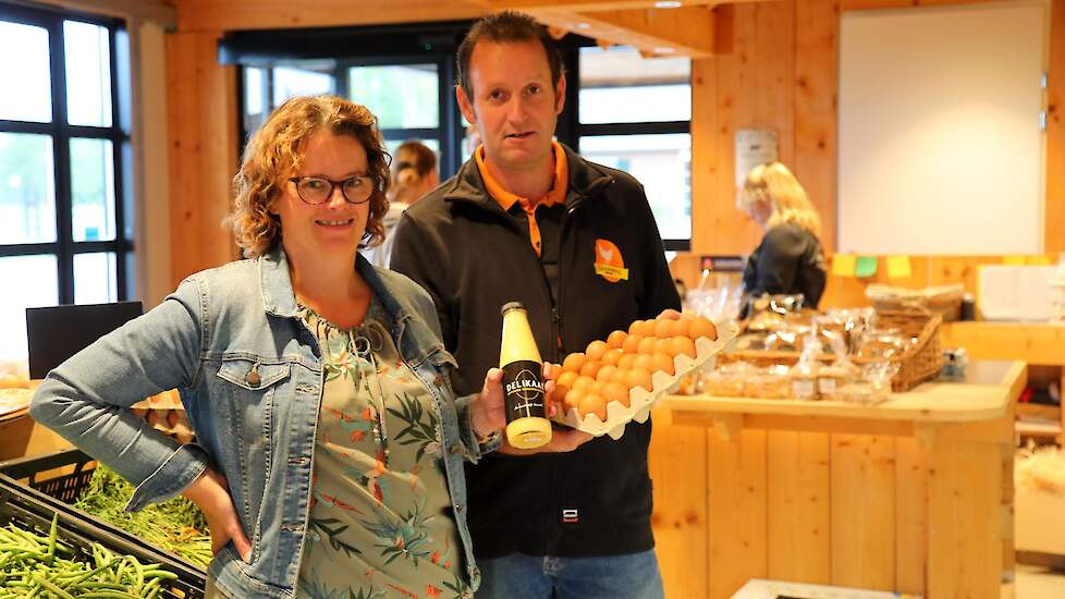 Gertjan (40) en zijn vrouw Anita (43) Lagerweij in hun boerderijwinkel. Ze houden op hun bedrijf in Buurmalsen (GD) in drie stallen 90.000 leghennen volgens het 1 ster Beter Leven-concept van de Dierenbescherming. Ze verkopen een groot deel van hun eieren