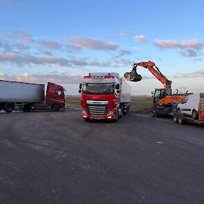 De bieten werden geladen met zogenoemde retourtransporten: De bieten worden geladen en naar de fabriek in Groningen vervoerd, waarna de wagens gevuld met bietenpulp weer de boer op gaan.