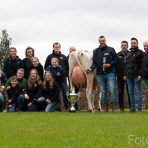 Een enthousiast team van vrijwilligers zorgden voor een vlekkeloos verloop van de wedstrijd. Samen wasten en poetsten zij de vaarzen en koeien. En brachten ze later voor, om ze te laten beoordelen door de deelnemers.