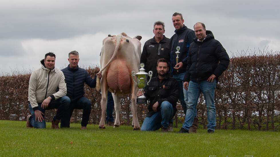 Op de foto de jury bestaande uit Rutger Prins (l) en Addy Moree (tweede van links). En het winnende team van Zuid-Holland. Van links naar rechts: Kees Versluis, Johannes het Lam, Johan Zwijnenburg en David Schakel.