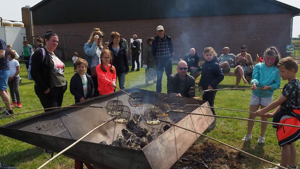 Op het speelveld konden jong en oud hun eigen popcorn poffen.