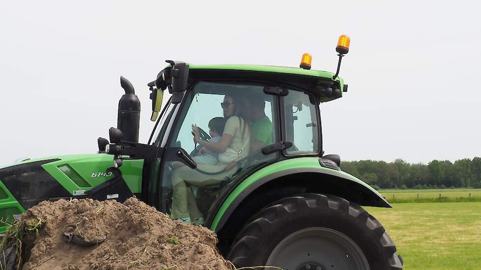 Groot en klein nam plaats in de tractor voor een ritje tussen de weilanden.