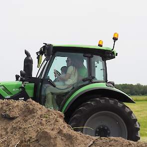 Groot en klein nam plaats in de tractor voor een ritje tussen de weilanden.