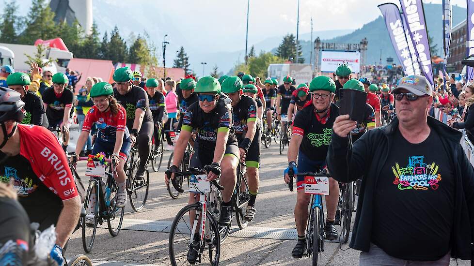 Rechts fietst Wil Meulenbroeks, melkveehouder in Lage Mierde: „We kijken terug op een fantastische week. Zoveel mensen met ieder hun eigen verhaal en motivatie maar met 1 gezamenlijk doel, dat geeft energie. Mijn doel was 3 keer naar de top, het werden er