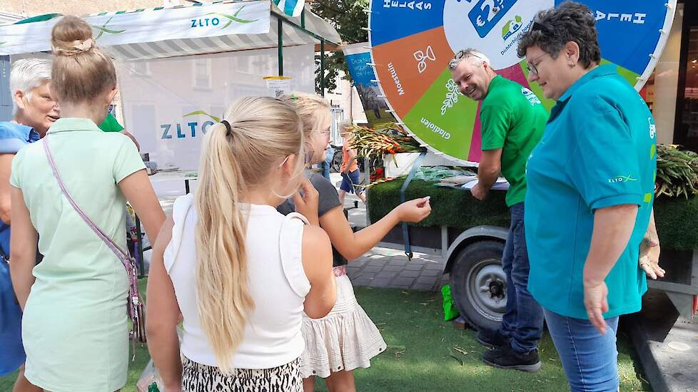 Leuke gesprekken met burgers in de binnenstad die een prijsje konden winnen door aan het rad te draaien.