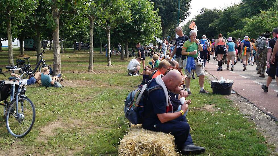 Even rusten op de stropakken. „De wandelaars zeggen 'tot volgend jaar' dus we kunnen nog niet stoppen", lacht Arno Roelofs uit Bergharen. Elk jaar zijn er nieuwe vrijwilligers. De 65-jarige Roelofs wil nog graag mee organiseren maar hoopt dat de jongere g